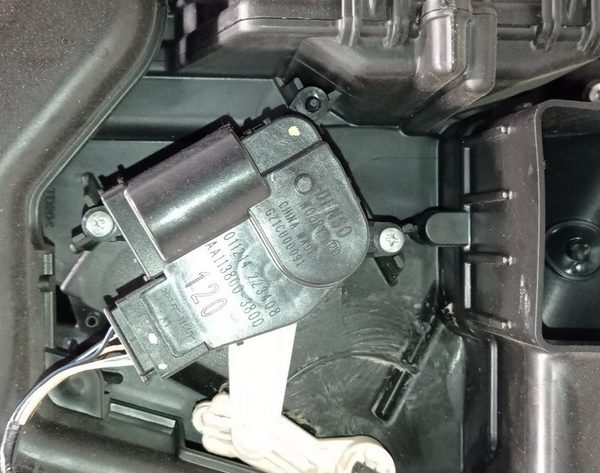 Актуатор моторчик привод печки (вентиляция) Jeep Cherokee KL 14- 68223058AA