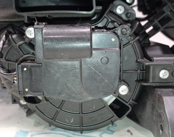 Актуатор моторчик привод печки (кондиционер) Jeep Cherokee KL 14- 68223051AA