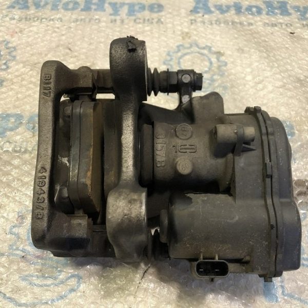 Суппорт зад лев Infiniti QX30 17- 440015DA0B