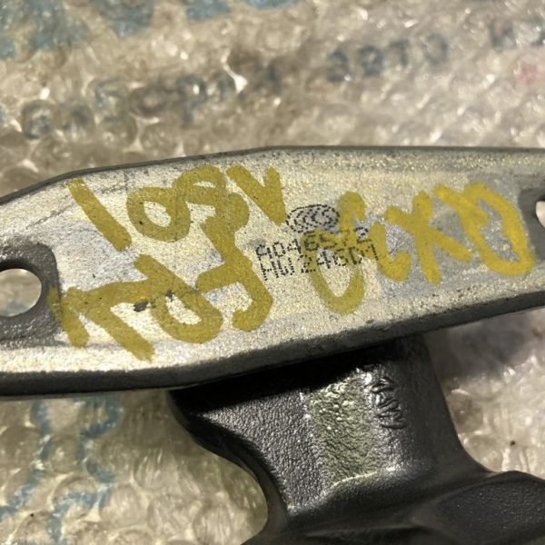 Петля двери нижняя перед прав Infiniti QX30 17- H04205DMMA