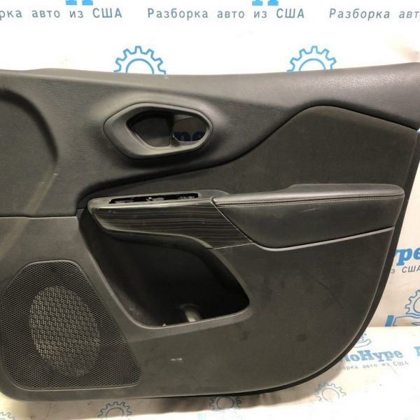 Обшивка двери (карточка) перед прав Jeep Cherokee KL 14- черн черн,вставка под дерево (02) 6MD181X9AB