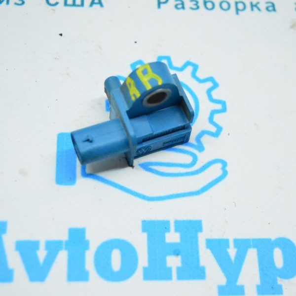 Датчик подушки безопасности задний прав VW Jetta 11-18 USA 5K0-959-351-A