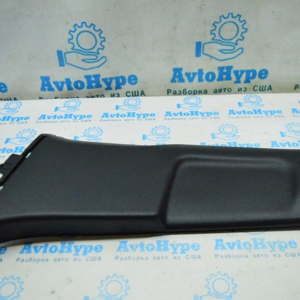 Накладка центральной стойки нижняя левая VW Jetta 11-18 USA черн 5C6-867-291-82V