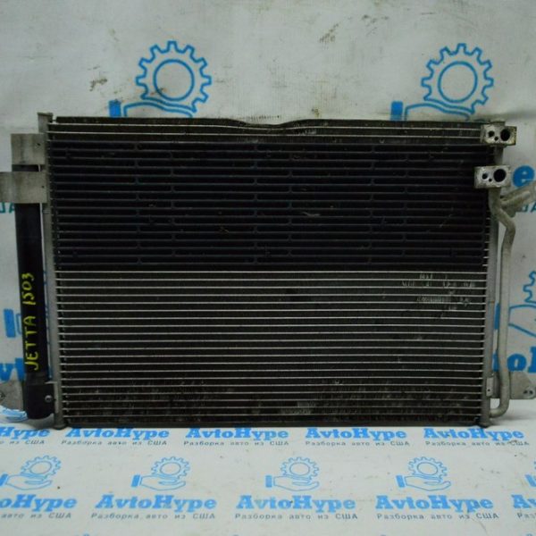 Радиатор кондиционера (конденсер) VW Jetta 11-18 USA 1.4T, 1.4T hybrid, 1.8T (03) прижат снизу 5C0-820-411