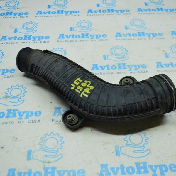 Патрубок воздушный прав средний VW Jetta 11-18 USA 1.8T (01) 1K0-145-840-AF