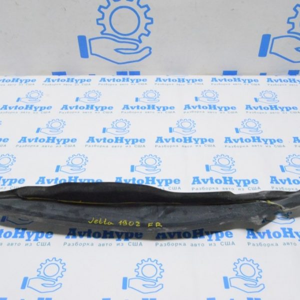 Уплотнитель крыла дверь-крыло прав VW Jetta 19- (02) треснут 17A-821-112-B