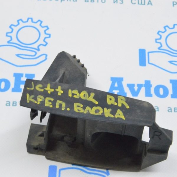 Крепление датчика слепых зон прав VW Jetta 19- 17A907456