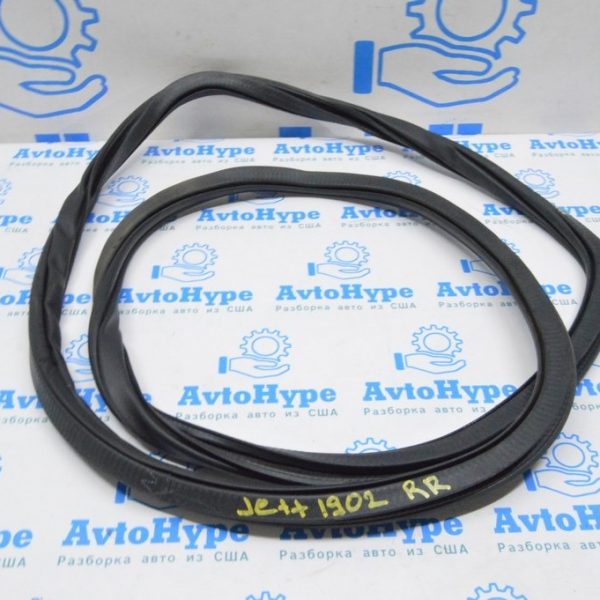 Уплотнитель дверного проема зад прав VW Jetta 19- 17A867914A