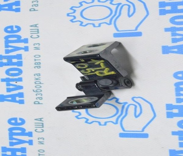 Петля двери нижняя зад лев VW Jetta 19- 8X0831403E