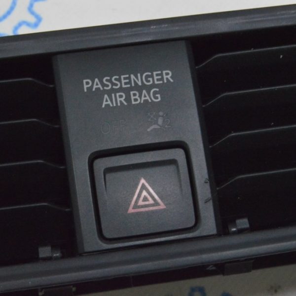 Кнопка аварийки VW Jetta 19-24 17A953509AECU