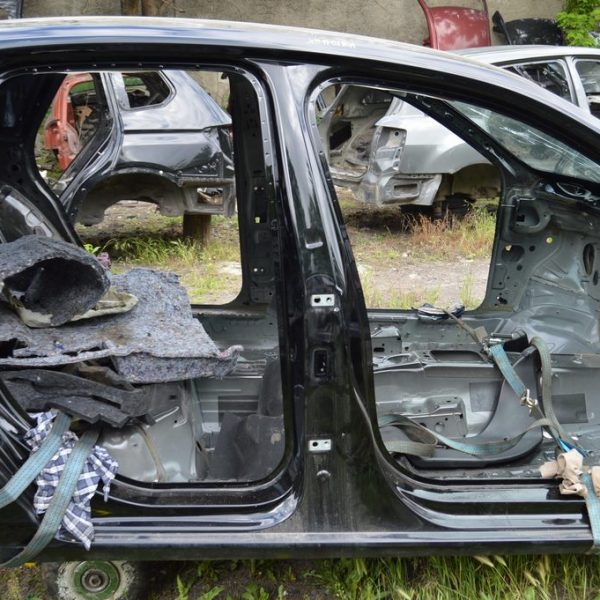 Стойка кузовная центральная правая VW Jetta 19- (02) черная 17A-809-220-C