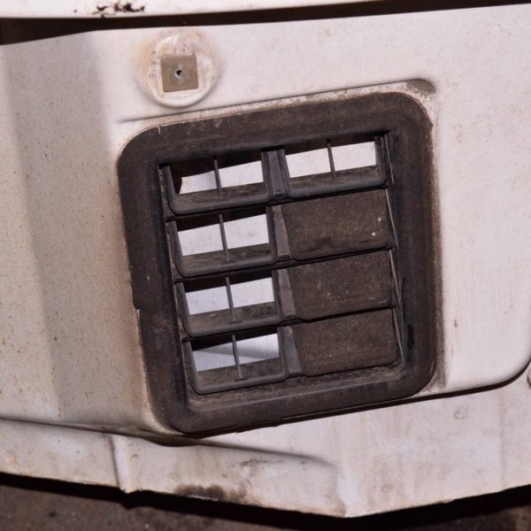 Щиток вентиляции правый Dodge Journey 11- порваны резинки 5058643AA