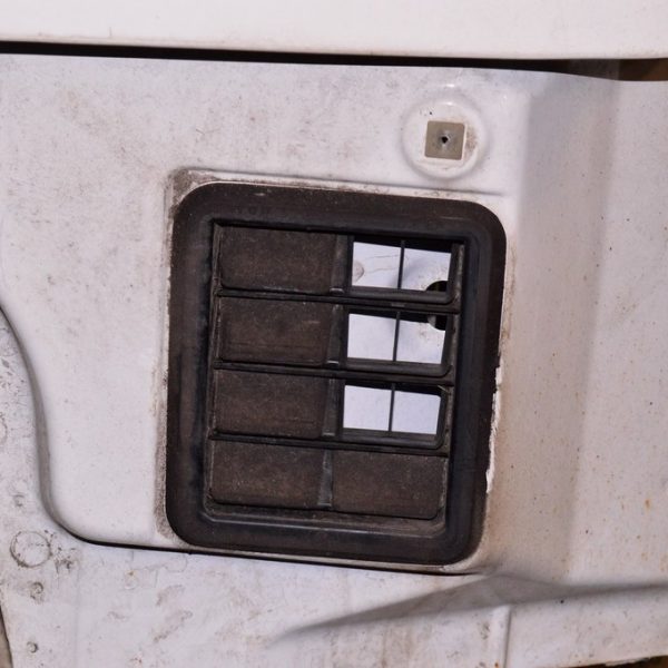 Щиток вентиляции левый Dodge Journey 11- порваны резинки 5058643AA