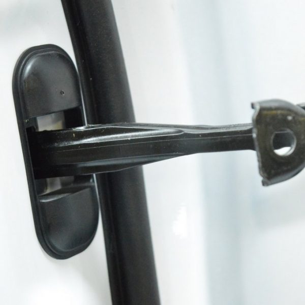 Ограничитель двери перед лев Ford Escape MK4 20- LJ6Z-7823552-A