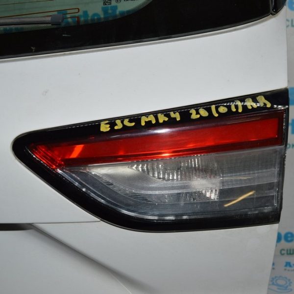 Фонарь внутренний (крышка багажника) правый Ford Escape MK4 20- (01) LJ6Z-13404-D