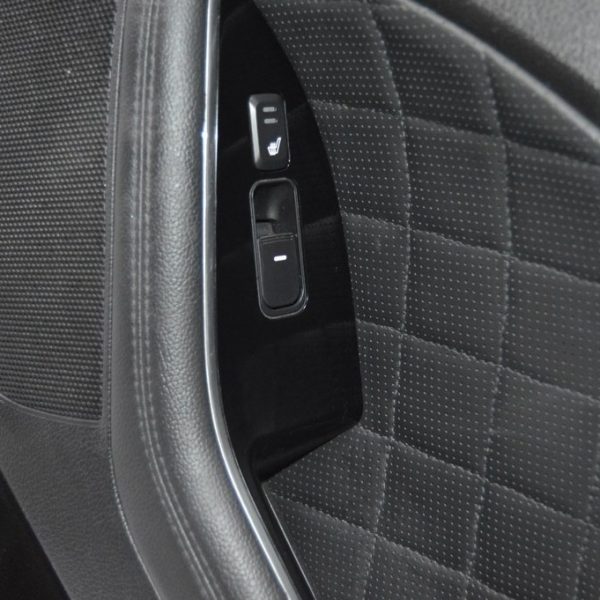 Накладка керування склопідіймачем заднім правим Kia Optima 11-15 чорн глянець, під підігрів 935802T520