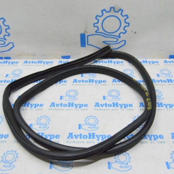 Уплотнитель дверного проема задний левый Kia Optima 11-15 83110-2T000