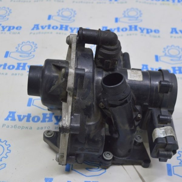 Помпа охлаждения с корпусом термостата в сборе Audi Q5 8R 11-17 2.0T, hybrid с термостатом 06H-121-026-DR