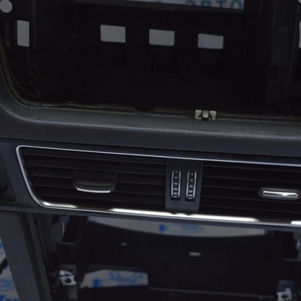 Дефлектор воздуховода передний центральный Audi Q5 8R 09-17 8R1-820-951-L-WVF