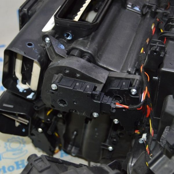 Актуатор моторчик привод печки Audi Q5 80A 18-24 4M0820511A