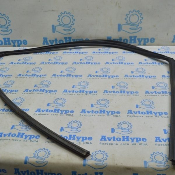 Уплотнитель стекла перед лев Lexus RX350 RX450h 10-15 68151-0E020