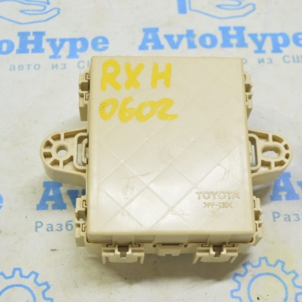 Блок предохранителей багажника Lexus RX400h 04-09 82670-48050