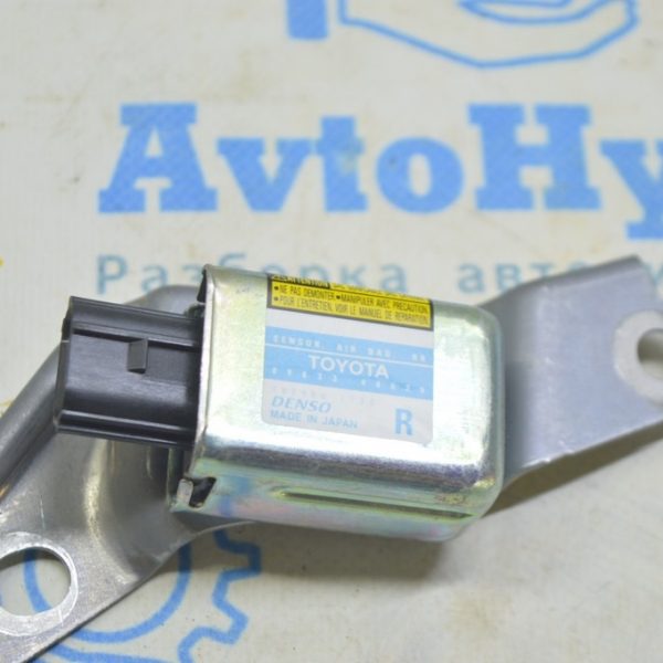 Датчик подушки безопасности задний правый Lexus RX300 RX330 RX350 RX400h 04-09 89833-48020