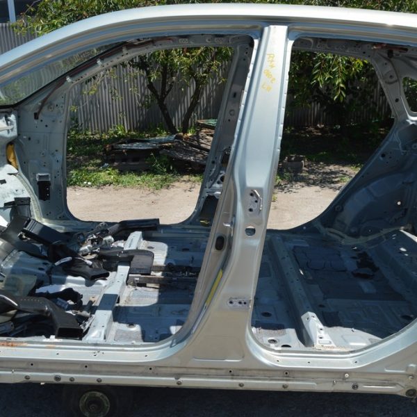 Стойка кузова центральная левая Lexus RX300 RX330 RX350 RX400H 04-09 (02) серебро 61312-48030