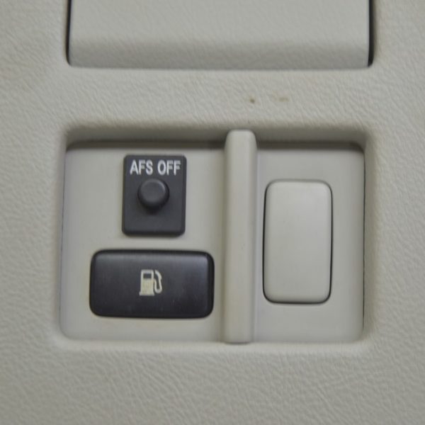 Кнопка открытия лючка бака Lexus RX300 RX330 RX350 RX400h 04-09 84841-48010