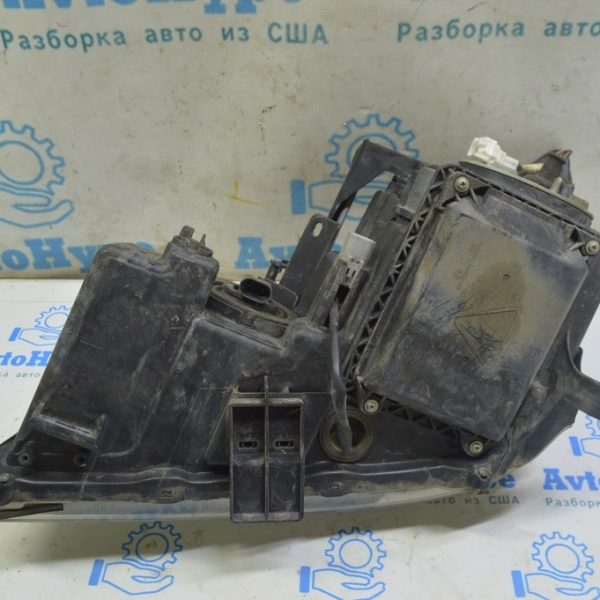 Клипса крепление фары нижняя правая Lexus RX300 RX330 RX350 RX400h 04-09 52115-0E020