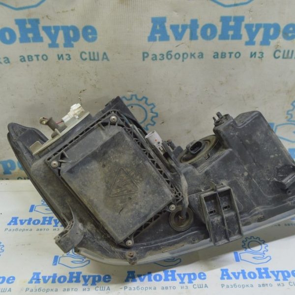 Клипса крепление фары нижняя левая Lexus RX300 RX330 RX350 RX400h 04-09 52115-0E020