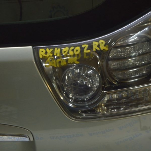 Фонарь внутренний крышка багажника правый Lexus RX350 RX400h 06-09 темный (02) 81581-48090