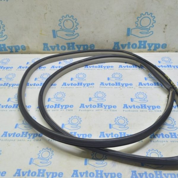Уплотнитель дверного проема задний правый Lexus RX300 RX330 RX350 RX400H 04-09 серый 62331-48031-B0