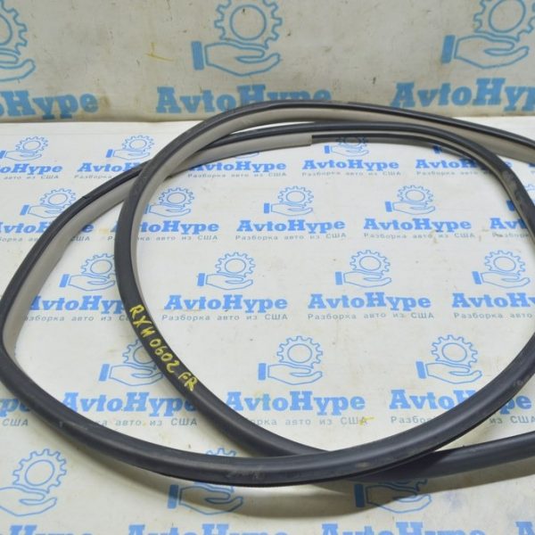 Уплотнитель дверного проема передний правый Lexus RX300 RX330 RX350 RX400H 04-09 серый 62311-48040-B0