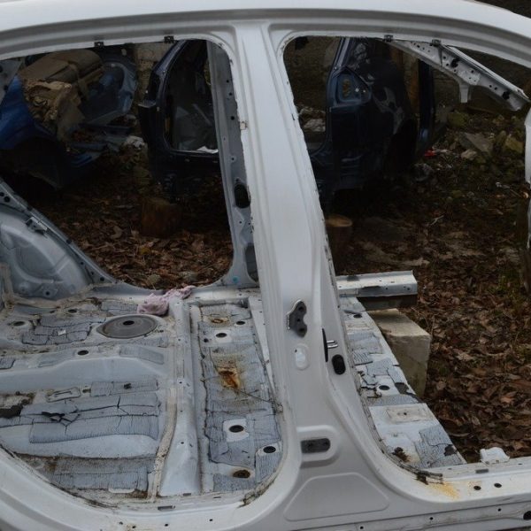 Стойка кузова центральная правая Lexus RX350 RX450h 10-15  (01) белая на кузове 61311-0E040