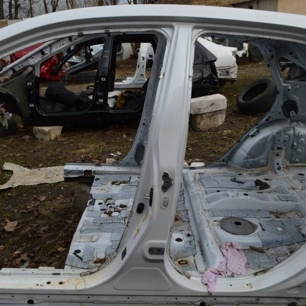 Стойка кузова центральная левая Lexus RX350 RX450h 10-15 (01) белая на кузове 61312-0E040