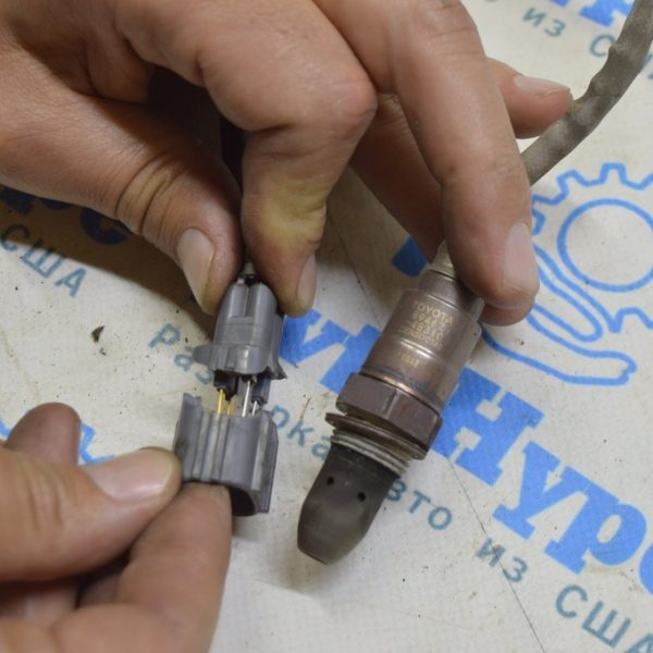 Лямбда-зонд передний первый Lexus RX350 RX450h 16-22 сломана фишка (01) 89467-48310