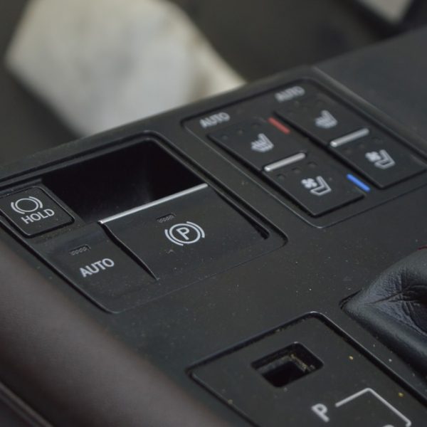 Кнопка ручника Lexus RX350 RX450h 16-19 84390-0E010