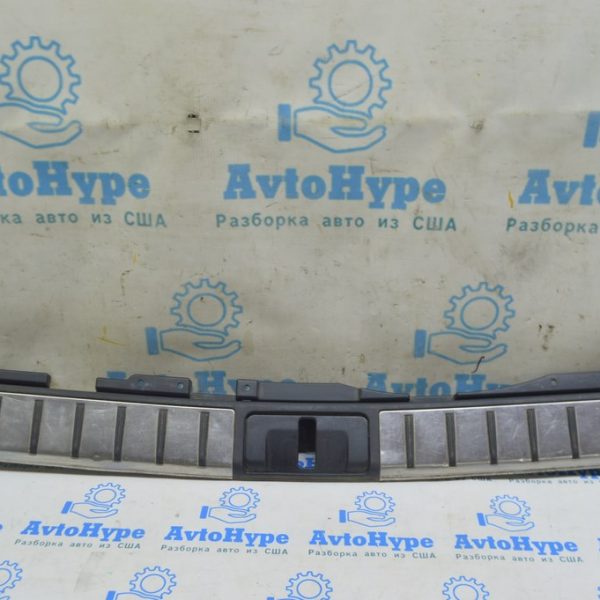 Накладка проема багажника центральная Lexus RX350 RX450h 16-22 черная с хром (02) тычки, царап 58387-0E080-C0