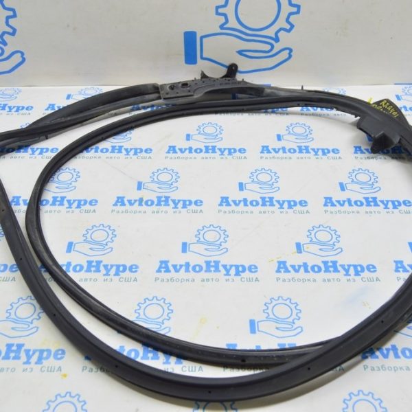 Уплотнитель двери перед прав Lexus RX 350/350h/500h 23- 67861-0E140