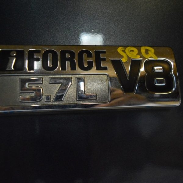 Эмблема-надпись "V8 5.7 iForce" двери багажника Toyota Sequoia 2008-2022