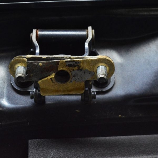 Петля двери багажника левая Toyota Sequoia 2008-2022 688200c041