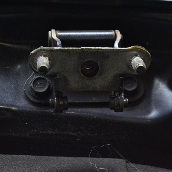 Петля двери багажника правая Toyota Sequoia 2008-2022 688100c031