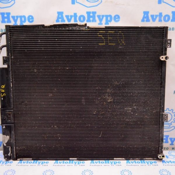 Радиатор кондиционера (конденсер) Toyota Sequoia 2008-2022 (01) небольшой деф.сверху 884600c100