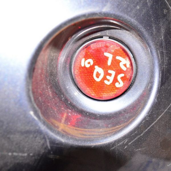 Отражатель заднего бампера лев Toyota Sequoia 2008-2022 8191089105