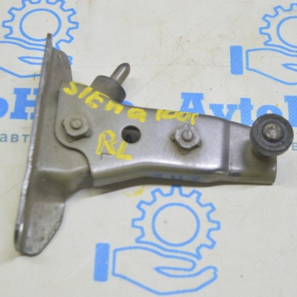 Ролик двери задней левой верхний Toyota Sienna 11-20 c кронштейном 6832008021