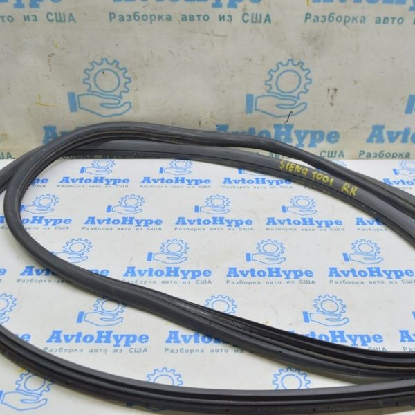 Уплотнитель дверного проема задний правый Toyota Sienna 15-20 серый (01) Реал М. 67871-08030-B1