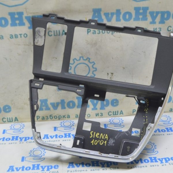 Накладка торпедо центральная под дисплей Toyota Sienna 15-20 (01) Реал М. трещины 55412-08060