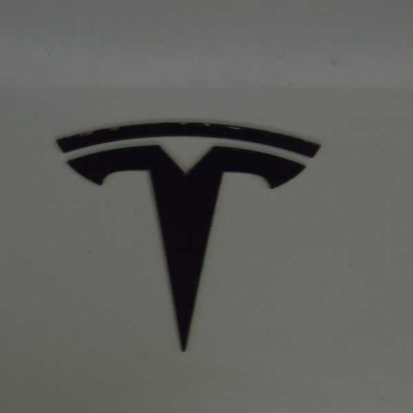 Эмблема значок T крышки багажника Tesla Model 3 18- черная 1494950-00-A