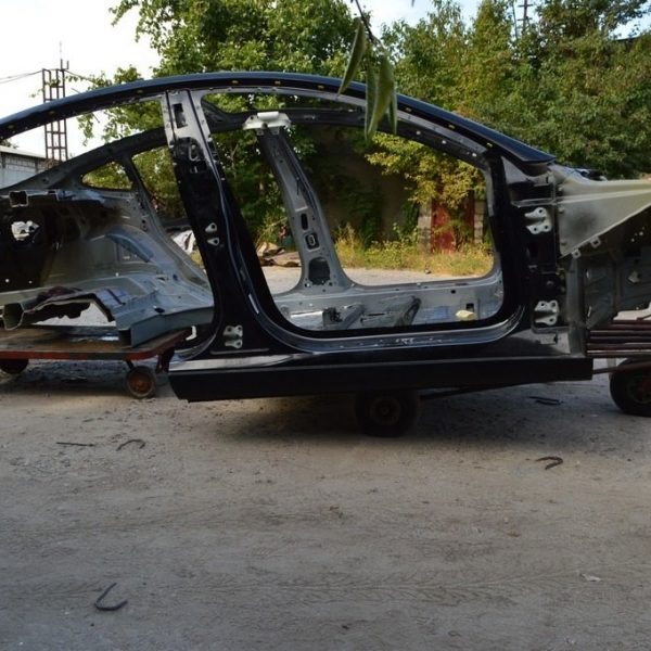 Стойка кузова центральная правая Tesla Model 3 18- на кузове (01) 1504888-S0-B